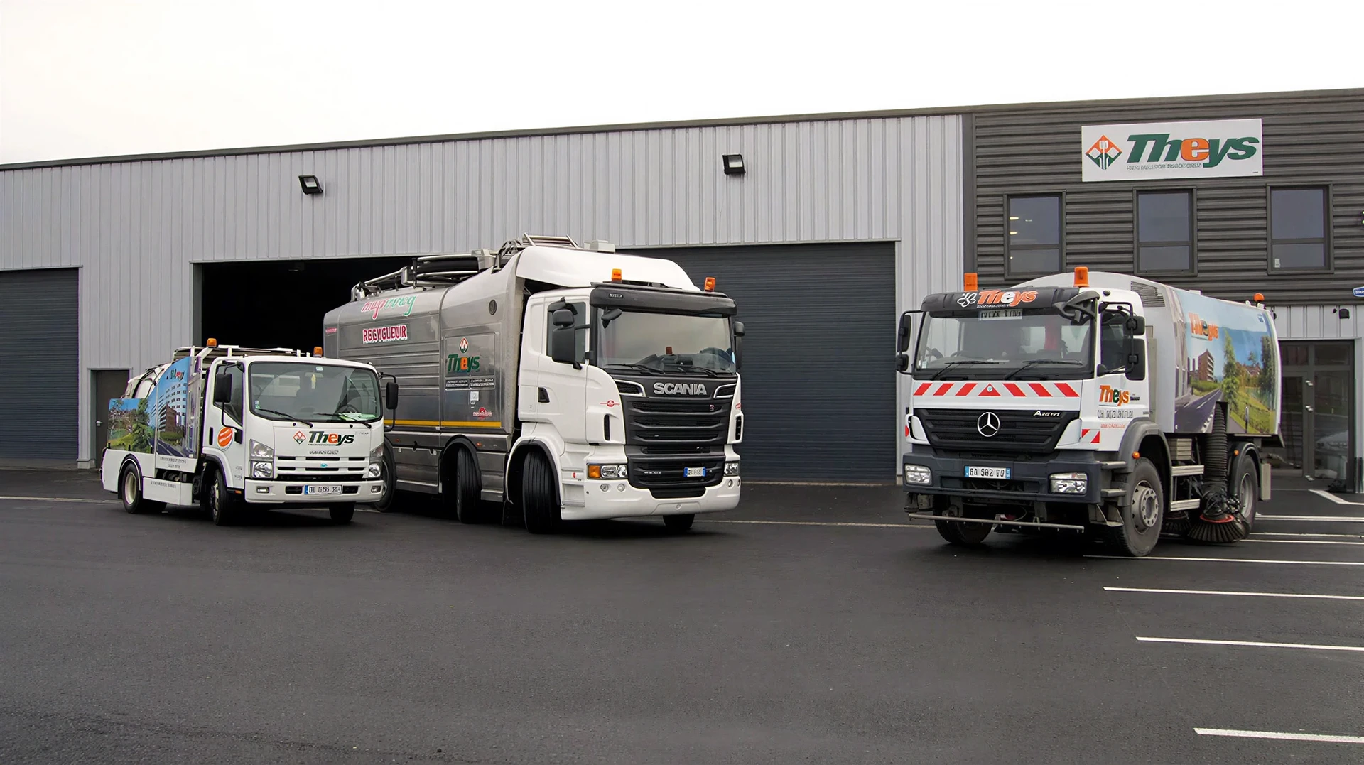 Chantier urbain extérieur avec camion-citerne orange de vidange industrielle garé sur voirie